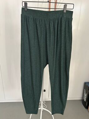 Beyond Yoga Featherweight turn in sleep pant forest green-pine (Medium)